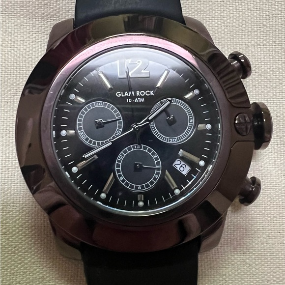 Robust Black Watch with Sturdy Strap and Circular Face